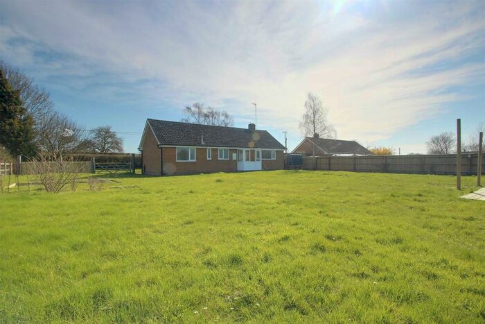 3 Bedroom Detached Bungalow To Rent In South End Lane, Northall, LU6