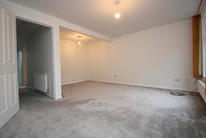 3 Bedroom Property To Rent In Meadows Leigh Close, Weybridge, KT13