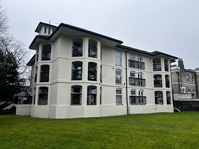1 Bedroom Flat For Sale In Flat Caradon Court, A Ellesmere Road, Twickenham, Greater London, TW1