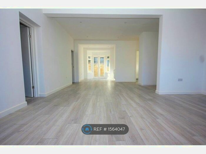 3 Bedroom Bungalow To Rent In Highview Gardens, Edgware, HA8