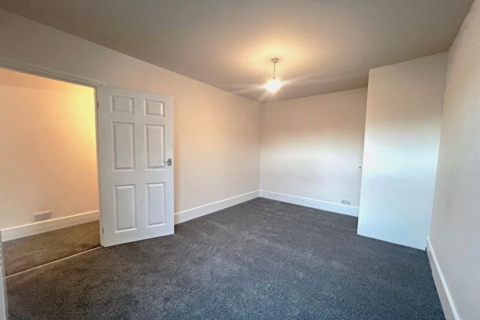 1 Bedroom Flat To Rent In Queen Street, Horsham, West Sussex, RH13