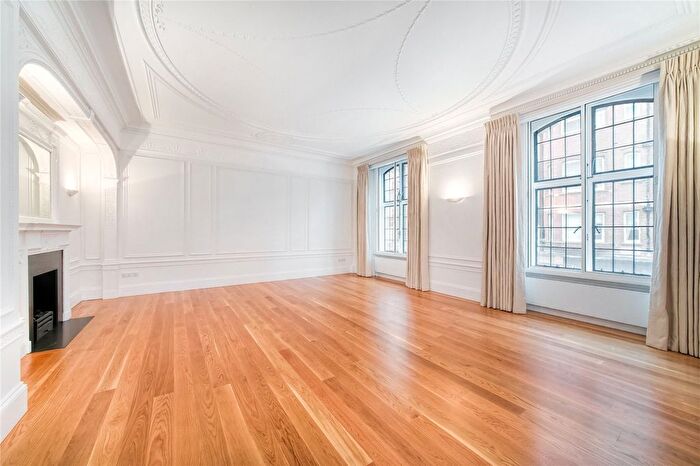 3 Bedroom Flat To Rent In Wellesley House, Sloane Square, London, SW1W