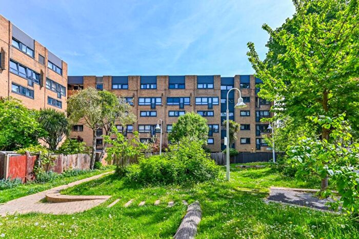 3 Bedroom Flat To Rent In Datchworth Court, Finsbury Park, London, N4