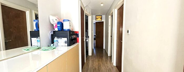 2 Bedroom Maisonette For Sale In Midhurst Gardens, Uxbridge, UB10