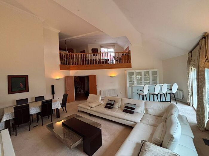 3 Bedroom Flat To Rent In Eastcote Road, Pinner, Middlesex, HA5