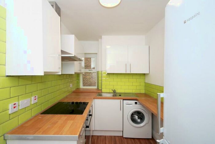 2 Bedroom End Of Terrace House To Rent In Whitegate Road, HD4