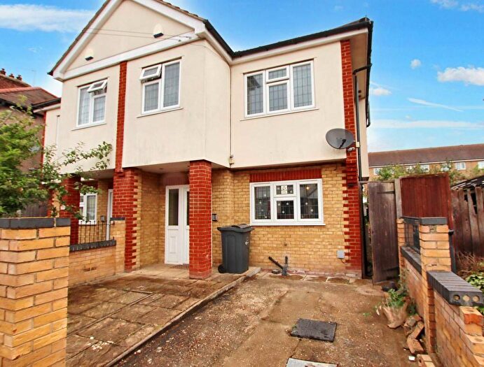 4 Bedroom Semi-Detached House To Rent In Surrey Road, Dagenham, London, RM10