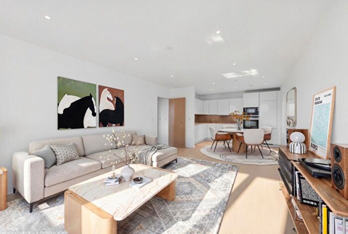 2 Bedroom Apartment For Sale In Skyline Apartments, Devan Grove, N4