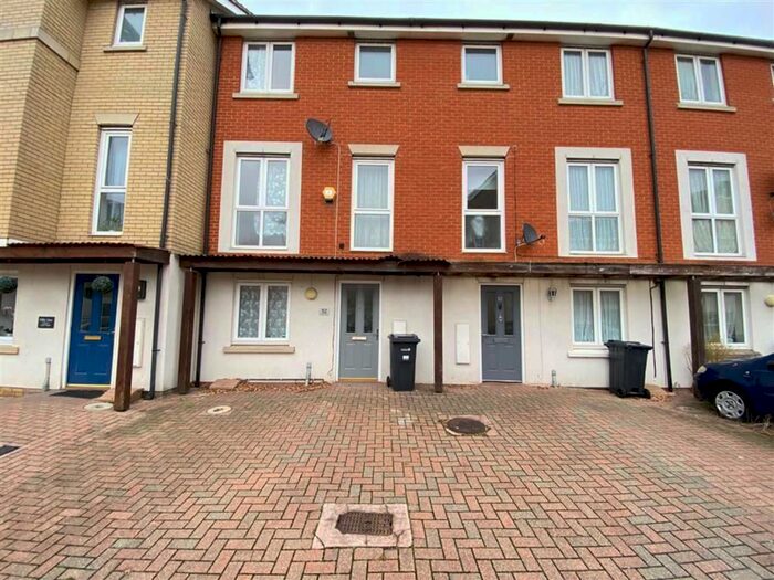 5 Bedroom Property To Rent In Glandford Way, Romford, RM6