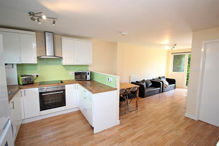 3 Bedroom Maisonette To Rent In O'leary Square, Mile End Road, Whitechapel, E1