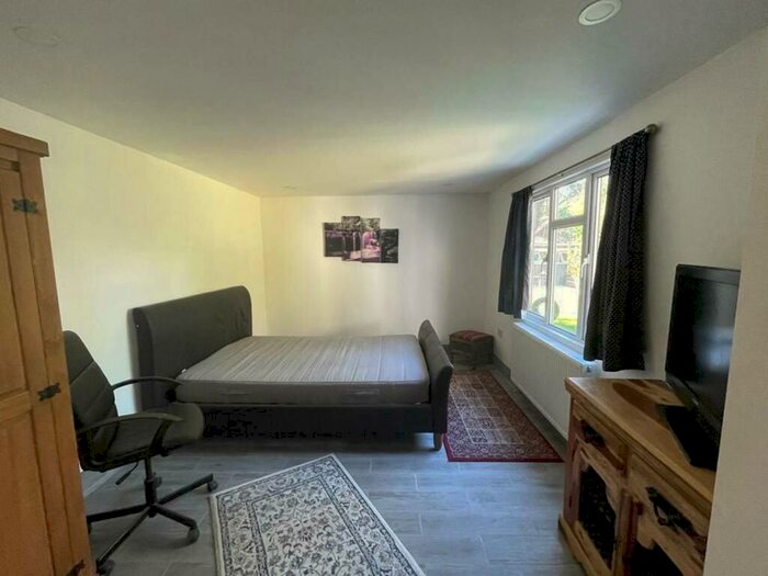 Studio To Rent In Hook Road, Chessington, KT9