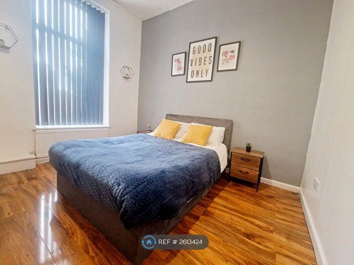 3 Bedroom Flat To Rent In Polygon Road, Manchester, M8
