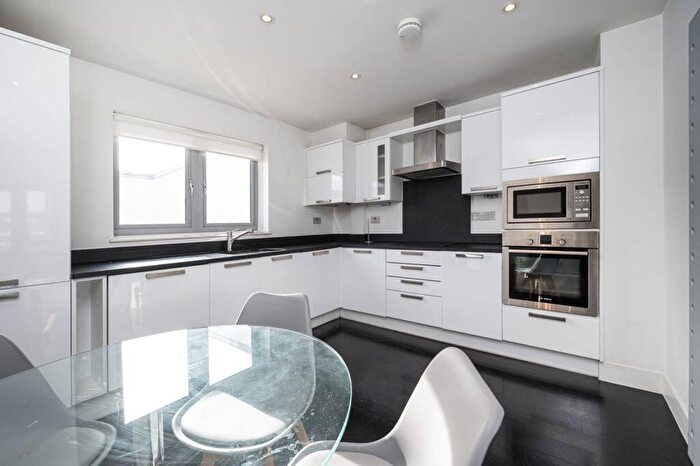 2 Bedroom Flat To Rent In Henriques Street, Whitechapel, London, E1