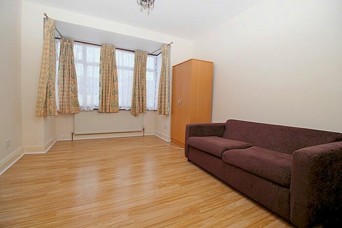 1 Bedroom Flat To Rent In Inwood Road, Hounslow, TW3