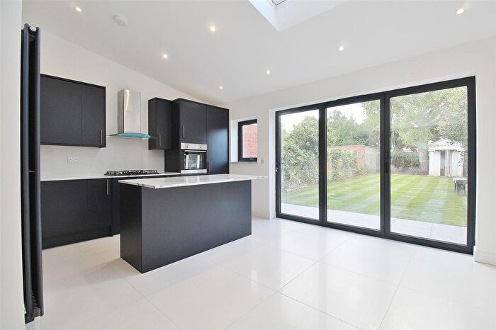 5 Bedroom Semi-Detached House To Rent In Jersey Road, Hounslow, TW5