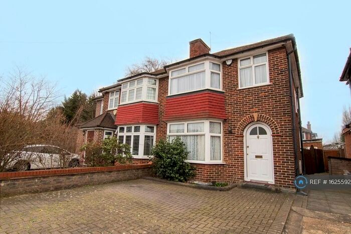 3 Bedroom Flat To Rent In Montrose Avenue, Edgware, HA8