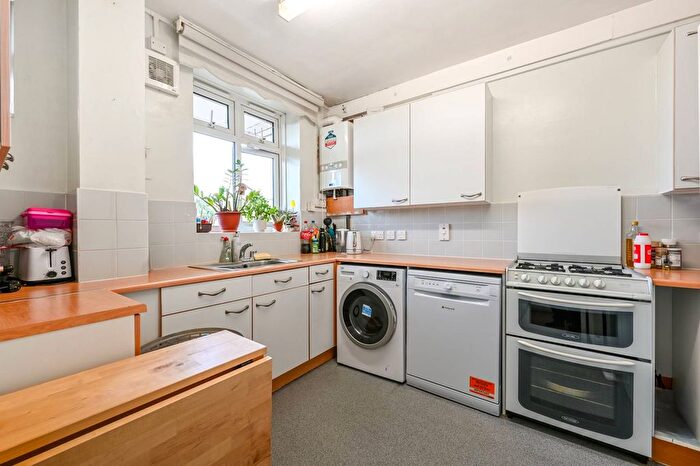 2 Bedroom Flat To Rent In Matthias Road, Stoke Newington, London, N16