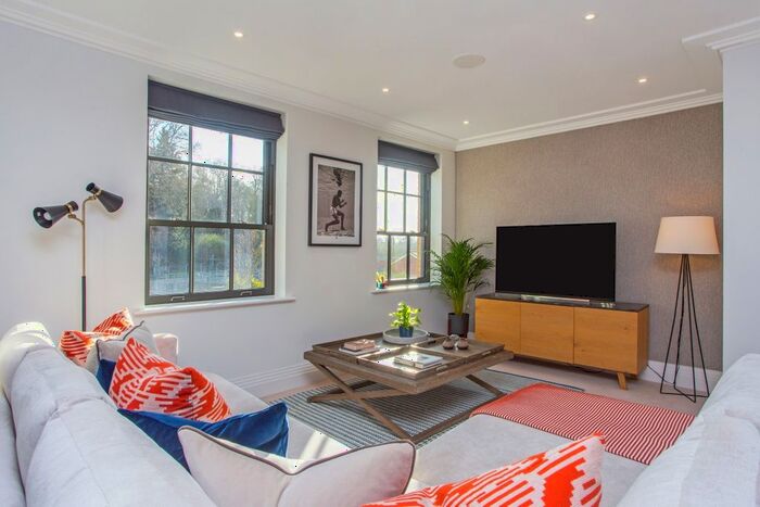 2 Bedroom Flat To Rent In Glen Island, Taplow, Maidenhead, SL6