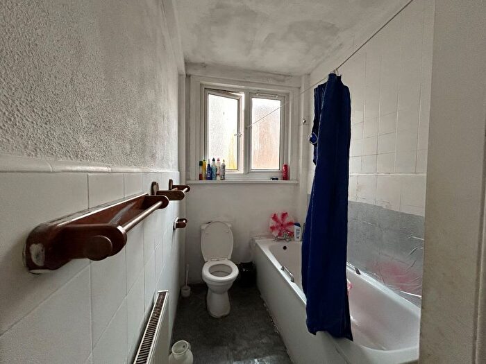 3 Bedroom Flat For Sale In Frinton Mews, Gants Hill, Ilford, Essex, IG2