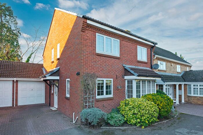 4 Bedroom Detached House To Rent In Southerland Close, Weybridge, Surrey, KT13