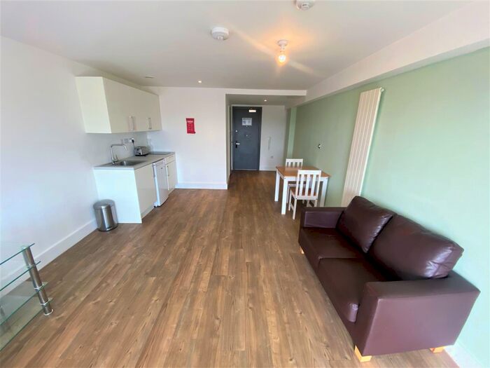 Apartment To Rent In Studio Apartment - Cardinal Court, Oldham, OL1