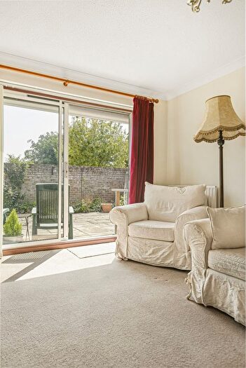 2 Bedroom Bungalow For Sale In Manor Court, Abingdon, OX14