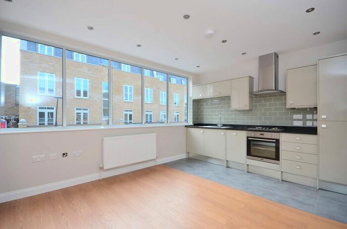 3 Bedroom Flat To Rent In Choumert Road, Peckham, London, SE15