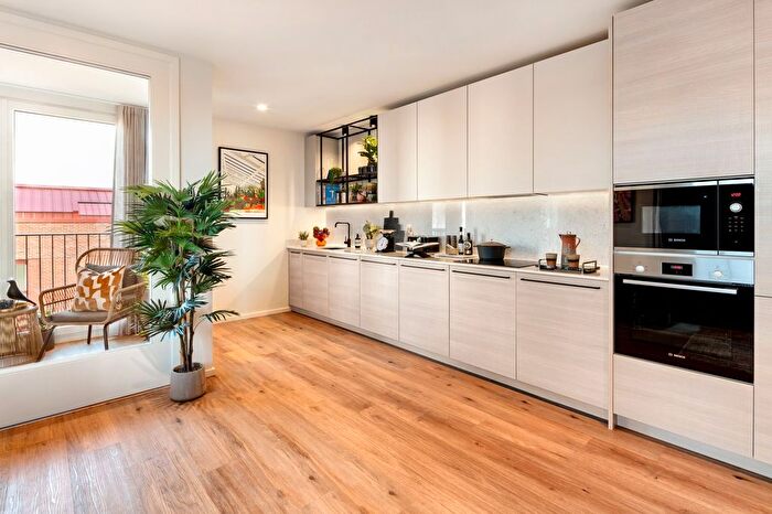 2 Bedroom Flat For Sale In Leven Road, London, E14