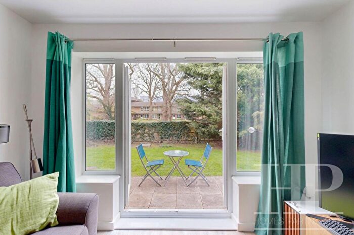 2 Bedroom Flat For Sale In Woodfield Road, Crawley, RH10