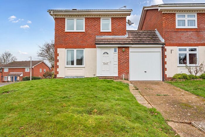 3 Bedroom Link Detached House For Sale In The Spinney, Tonbridge, TN9