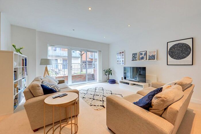 1 Bedroom Flat For Sale In Desvignes Drive, Hither Green, London, SE13