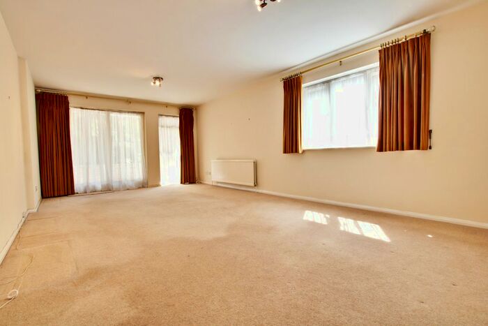 2 Bedroom Flat To Rent In Park Hill Road, Shortlands, Bromley, BR2