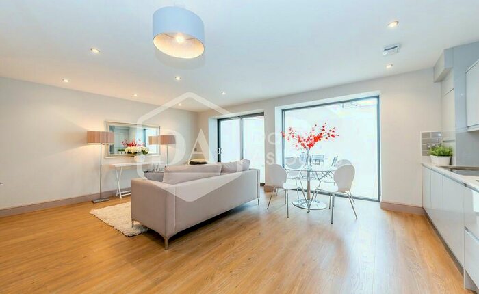 3 Bedroom Apartment To Rent In Rathcoole Gardens, Crouch End, London, N8