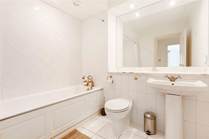 2 Bedroom Flat For Sale In Clevedon Road, Twickenham, TW1