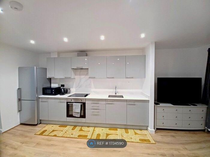 Studio To Rent In Connaught Close, Enfield, EN1