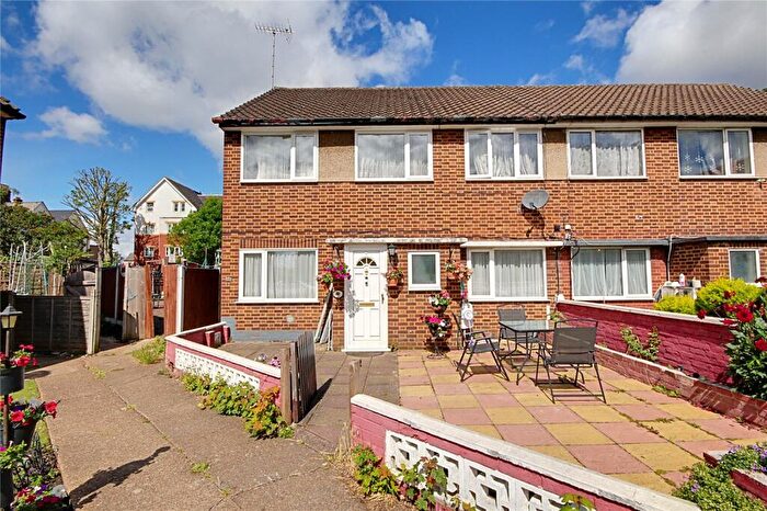 2 Bedroom Maisonette For Sale In Eagle Close, Enfield, Middlesex, EN3