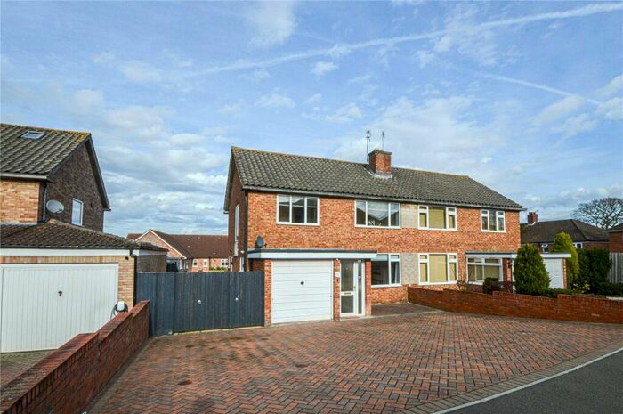 3 Bedroom Semi-Detached House To Rent In Kenilworth Lawns, Lawns, Swindon, SN3