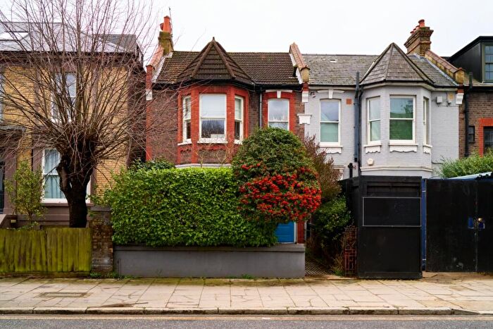 3 Bedroom Semi Detached House For Sale In Richmond Road, London, E8