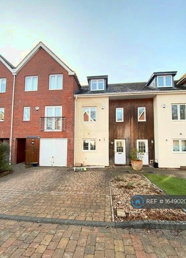 3 Bedroom Terraced House To Rent In Brook Avenue, Ascot, SL5
