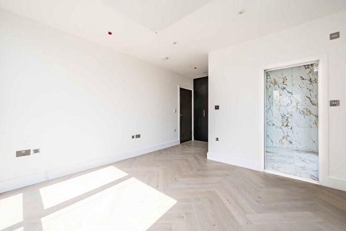 2 Bedroom Flat For Sale In East Hill, Wandsworth, SW18