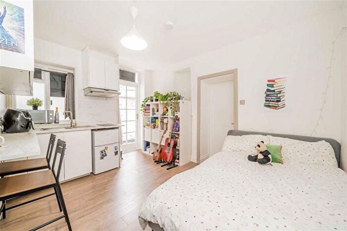 1 Bedroom Flat To Rent In Castletown Road, West Kensington, W14