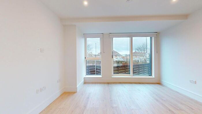 1 Bedroom Flat To Rent In Beverley Way, New Malden, SW20