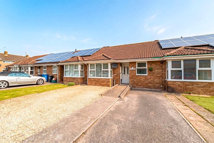 2 Bedroom Bungalow For Sale In Monkton Avenue, Oldmixon - Superb Bungalow, BS24