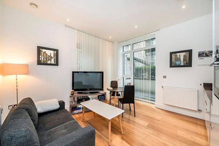 Flat To Rent In Centurion Tower, Canning Town, E16 - Photo 2