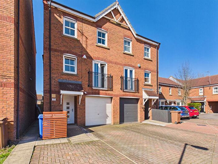 3 Bedroom Town House For Sale In Tudor Close, Brough, HU15