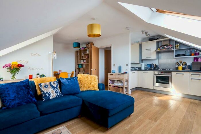 1 Bedroom Flat To Rent In Croydon Road Caterham, CR3