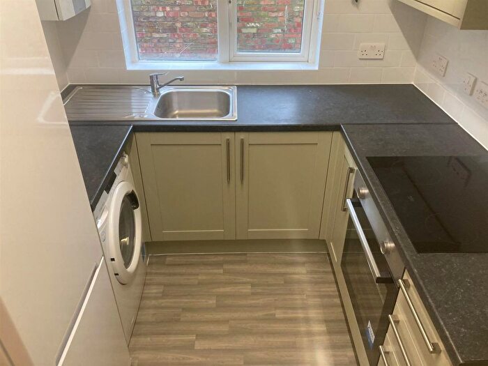 3 Bedroom Maisonette To Rent In Colindeep Lane, London, NW9