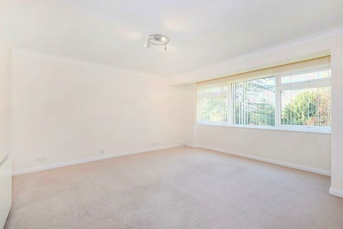 2 Bedroom Apartment To Rent In Oakfield Drive, Reigate, RH2