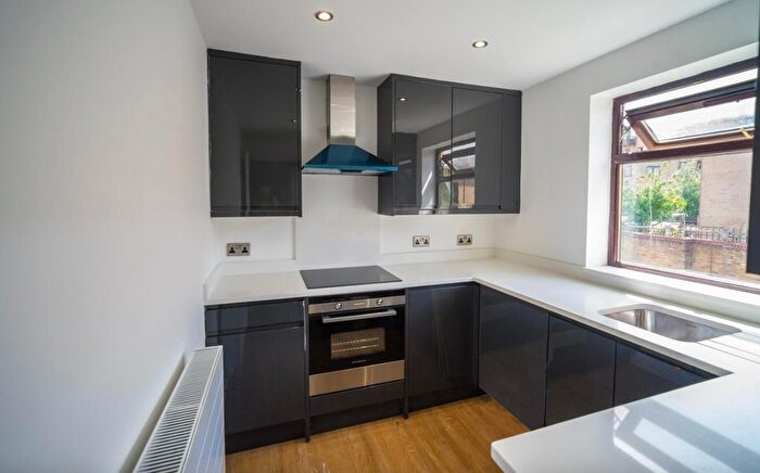 1 Bedroom Flat To Rent In Riverside Close, London, E5