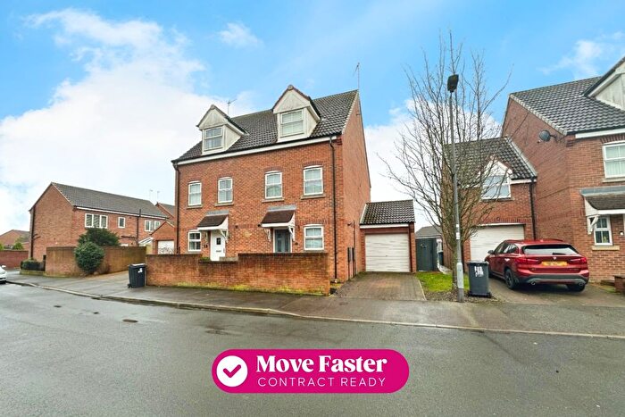 3 Bedroom Semi-detached House For Sale In Gilderidge Park, Kingswood, HU7